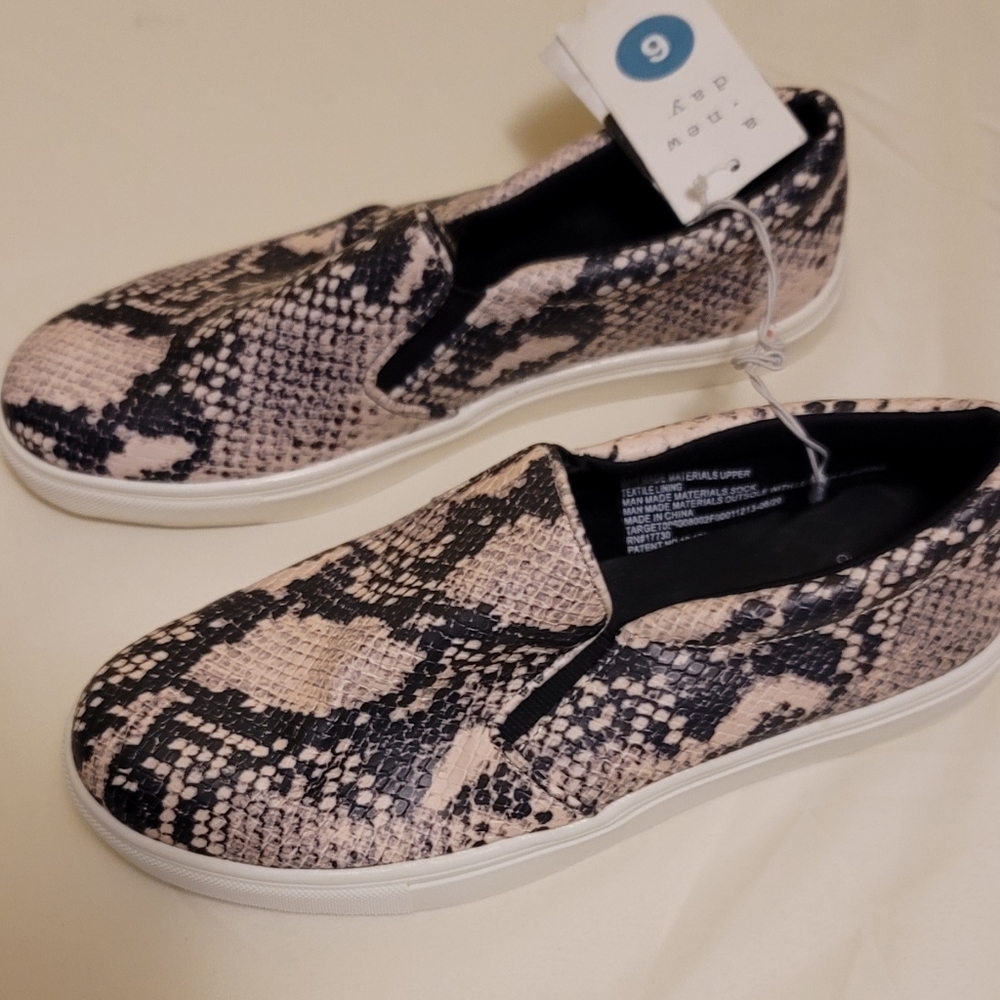 Women's A new day size 6 snakeskin sneakers.